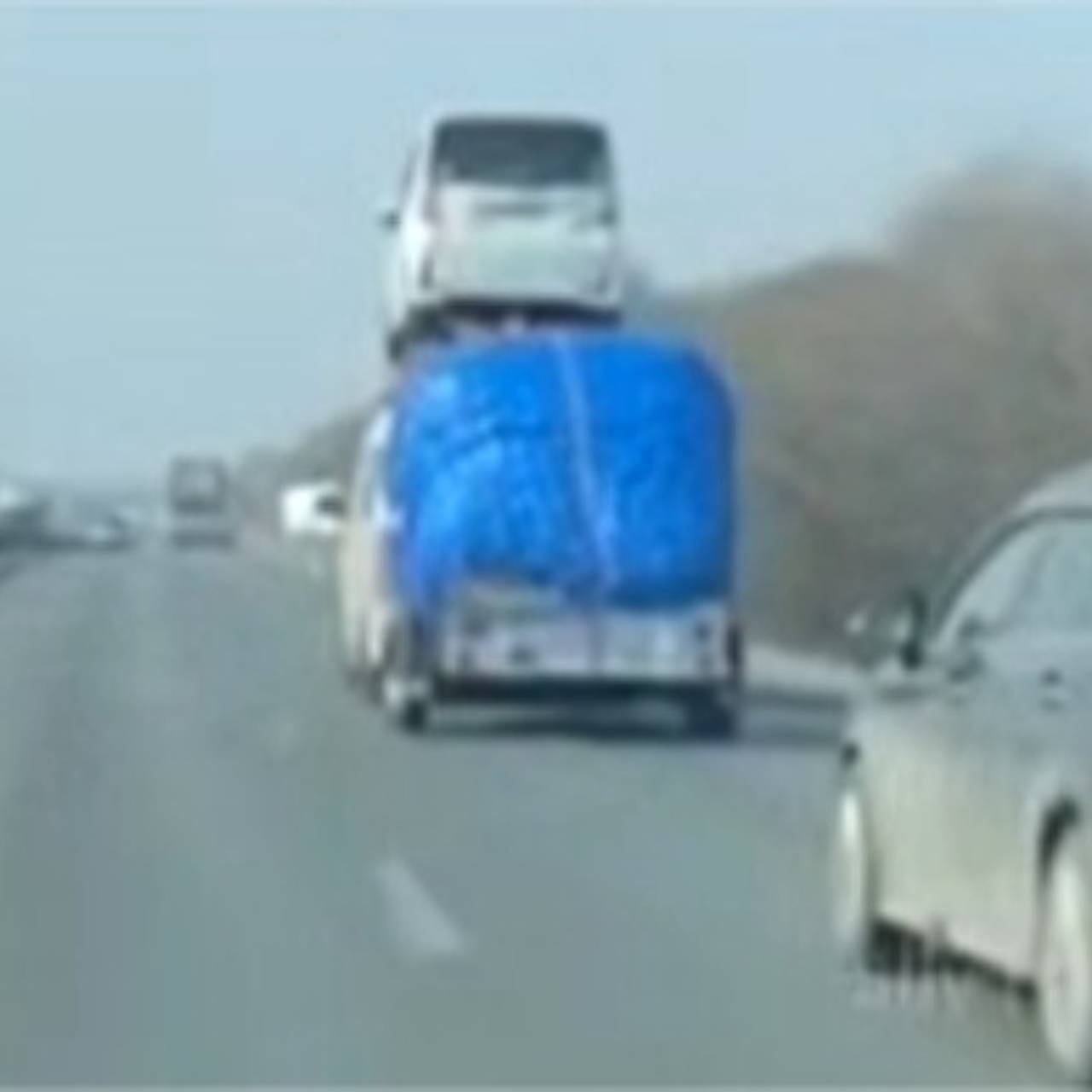 Водитель &laquo;закинул&raquo; на крышу своего авто вторую машину и поехал по трассе