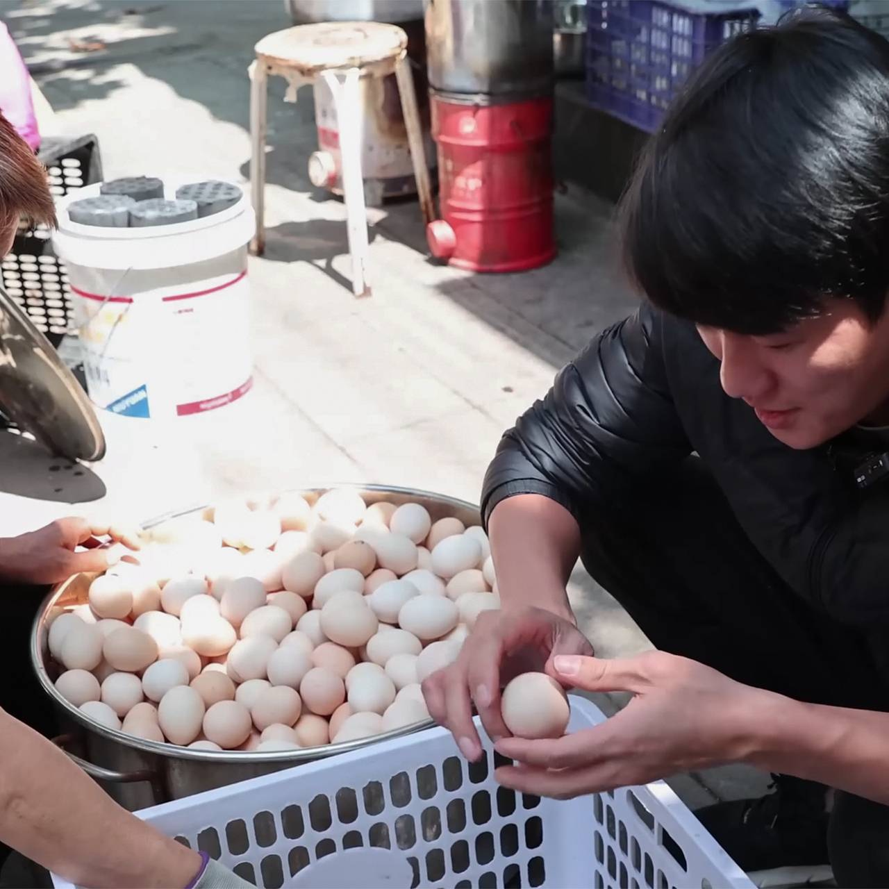 Модный напиток из кофе, яиц и мочи ребенка привел к скандалу