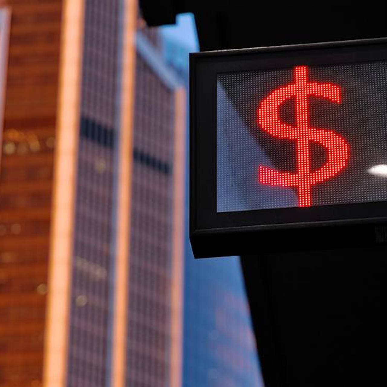 Банк России поднял курс доллара выше 84 рублей