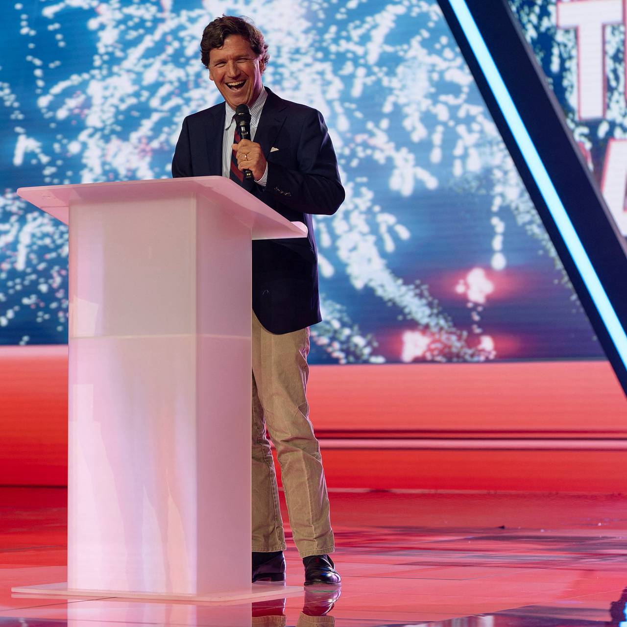 Такер Карлсон пожелал Европе удачи в победе над Россией и захохотал