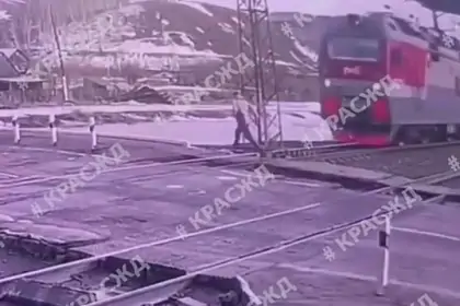 Россиянин перебежал пути в миллиметрах от несущегося поезда и выжил