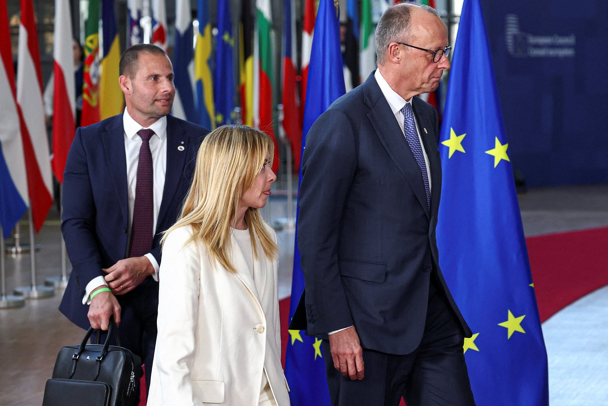Премьер-министр Мальты Роберт Абела, премьер-министр Италии Джорджа Мелони и канцлер Германии Фридрих Мерц на саммите лидеров Европейского союза в Брюсселе