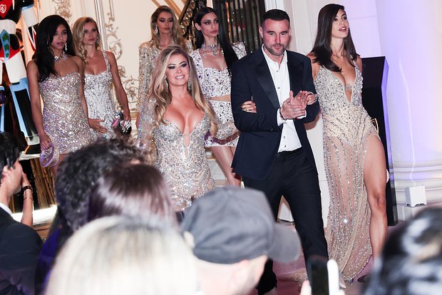 Кармен Электра (слева)