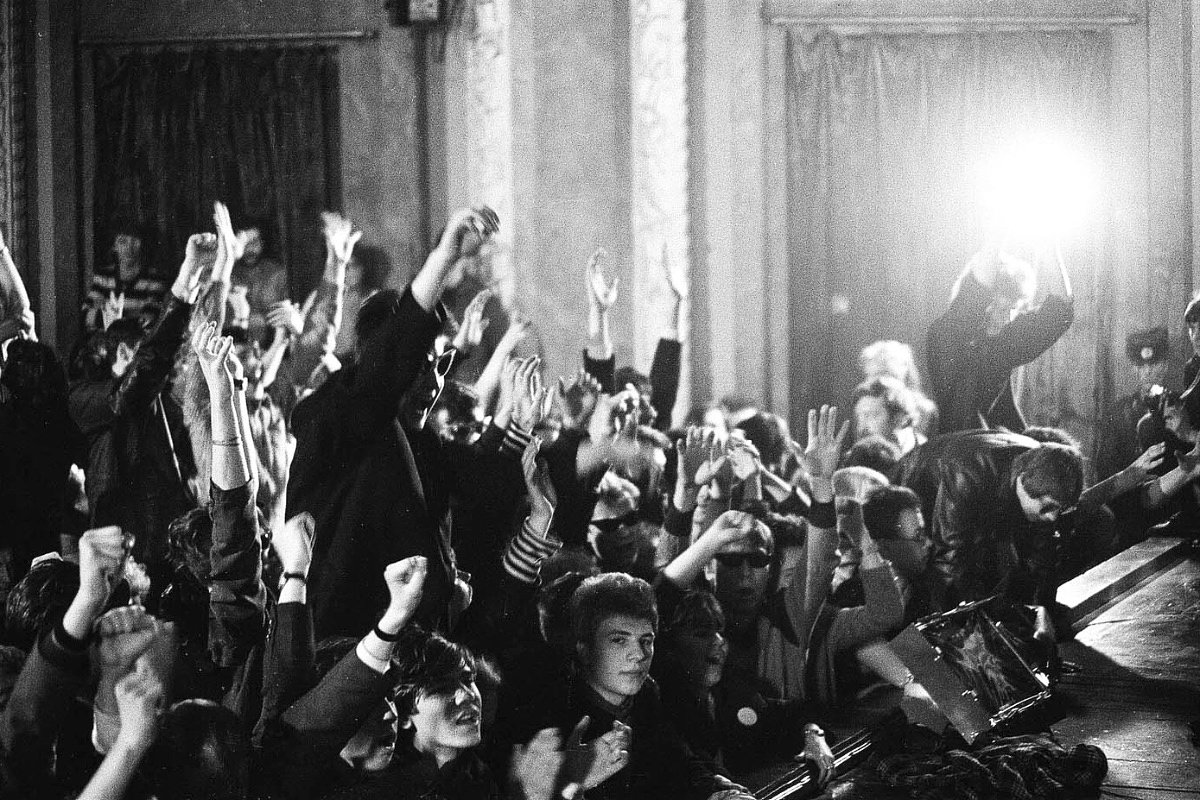 Динара Асанова снимает фильм во время выступления группы «АВИА»