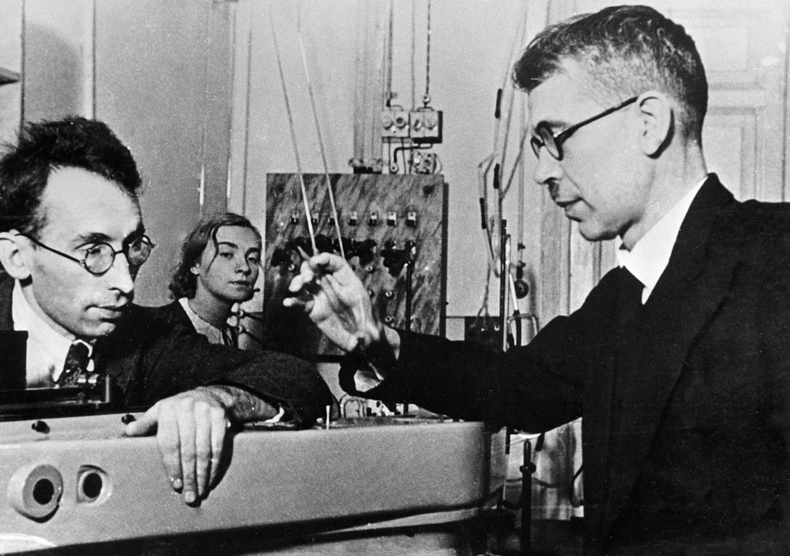 Сергей Вавилов в лаборатории