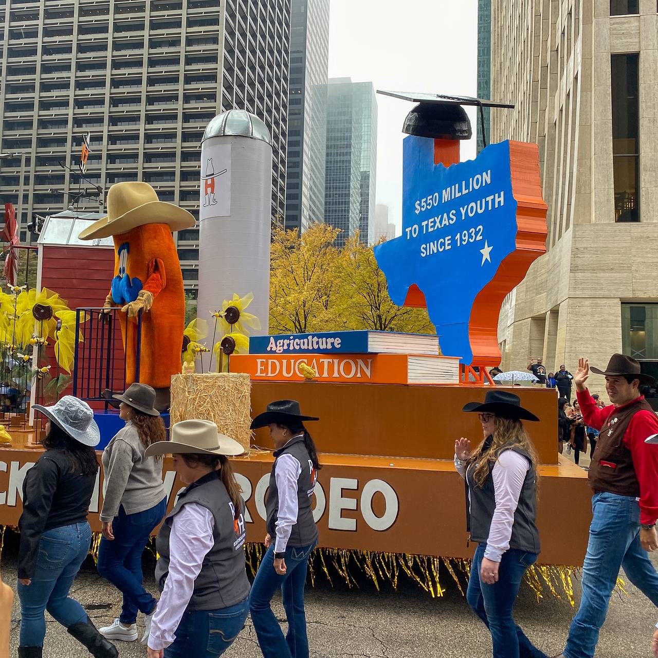 На крупнейшем в мире родео ввели дресс-код из-за повадившихся оголяться посетителей