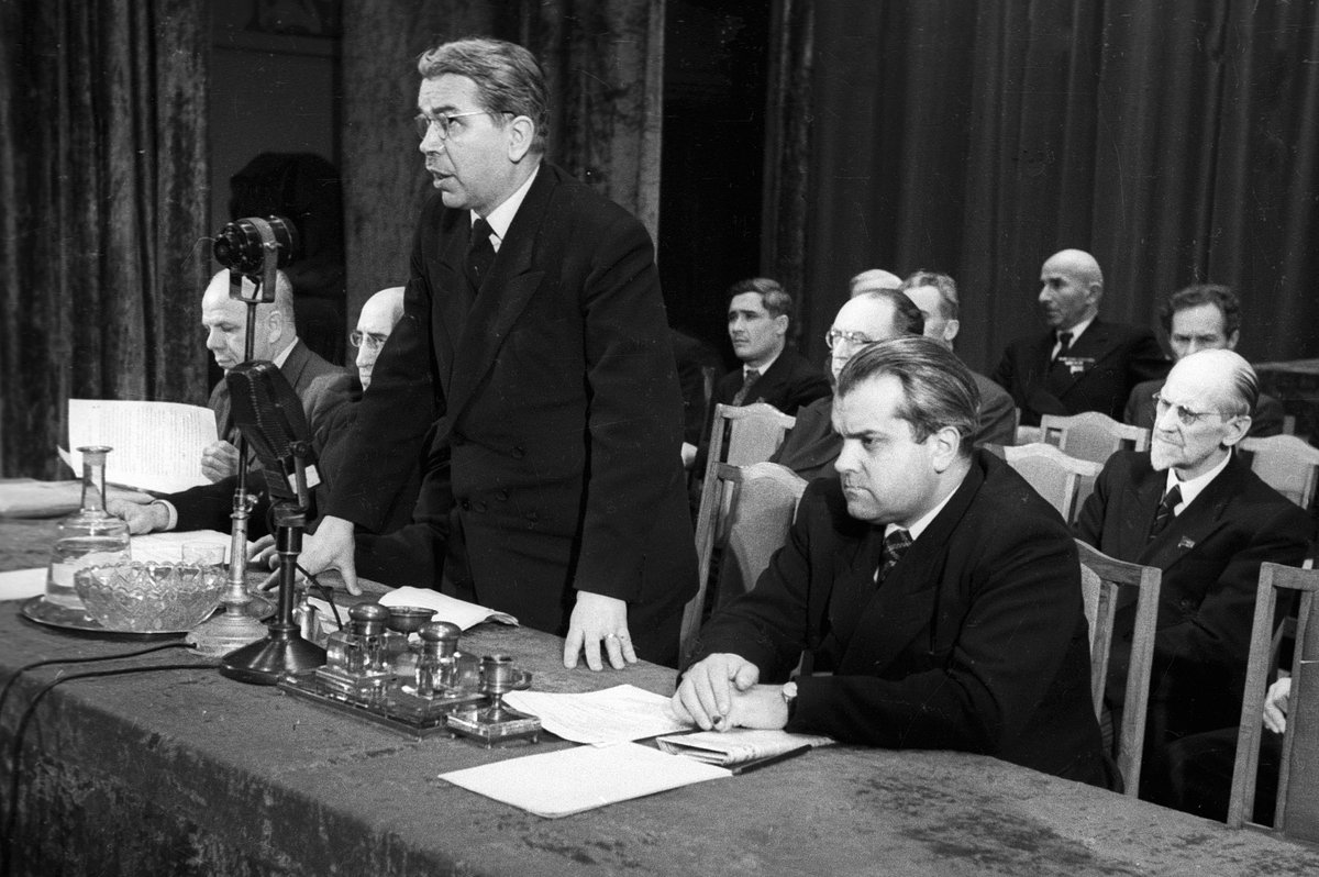 Сергей Вавилов в президиуме Академии наук СССР