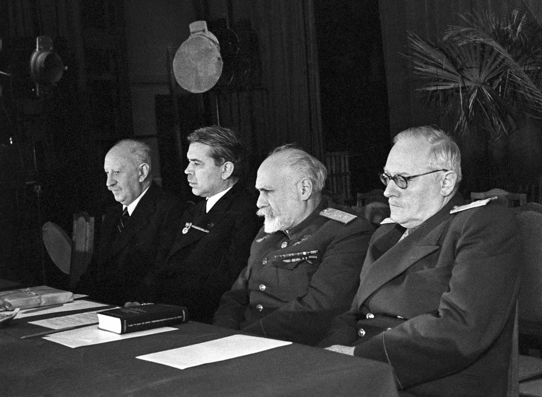 Андрей Вышинский, Леон Орбели, Сергей Вавилов и Абрам Иоффе (справа налево) на ежегодном собрании Академии наук СССР