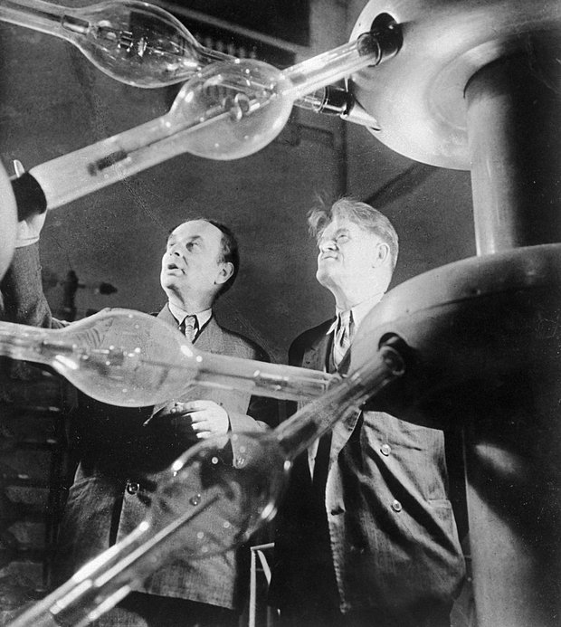 Лауреаты Нобелевской премии Илья Франк (слева) и Павел Черенков