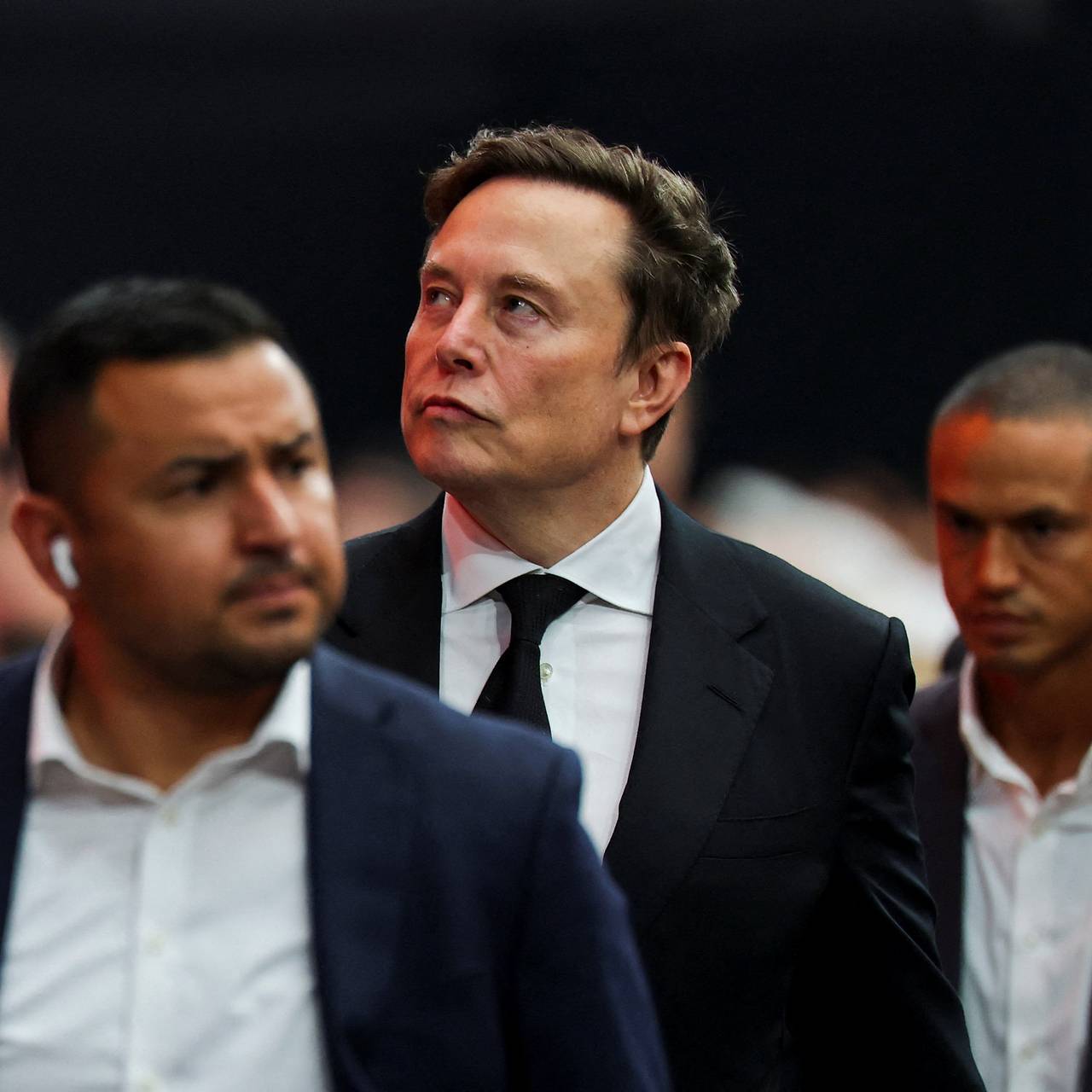 Маск сделал инженеров своего ИИ-стартапа коммивояжерами