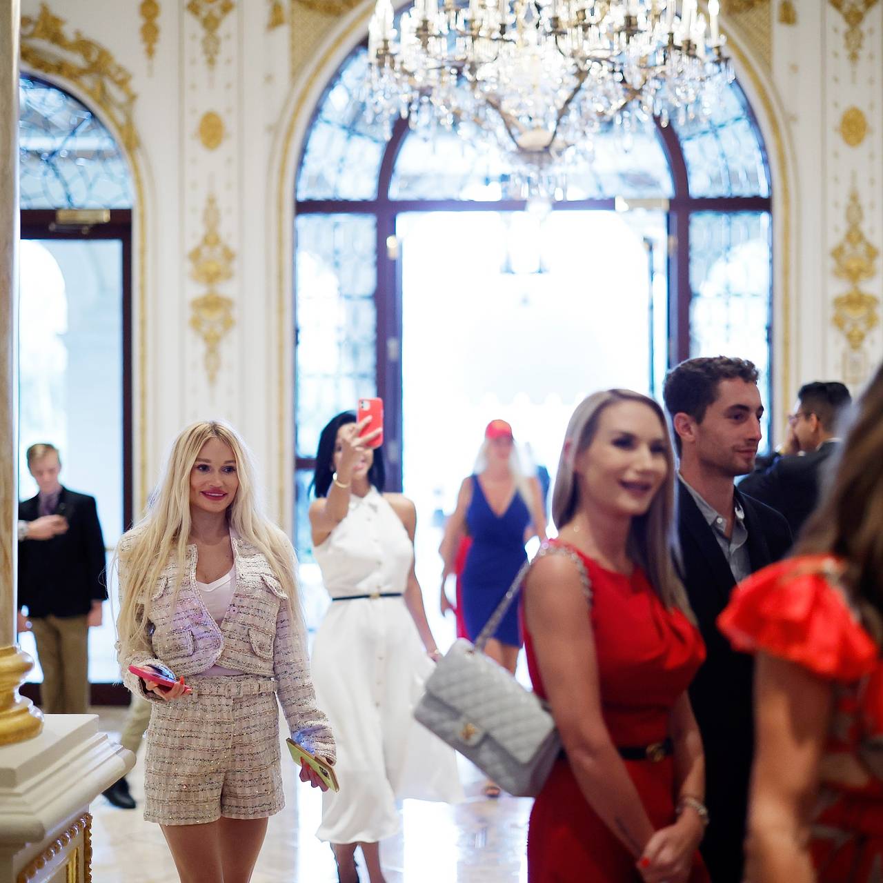 Желание женщин из окружения Трампа выглядеть одинаково объяснили