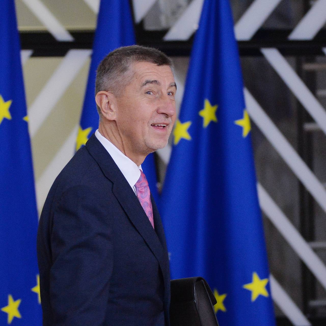 Премьер Чехии развернул самолет в Прагу по одной серьезной причине