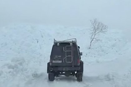 В российском регионе на дорогу сошла лавина высотой с трехэтажный дом