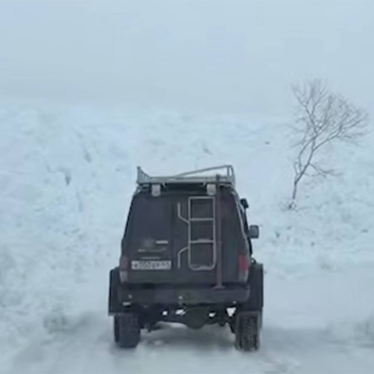 В российском регионе на дорогу сошла лавина высотой с трехэтажный дом