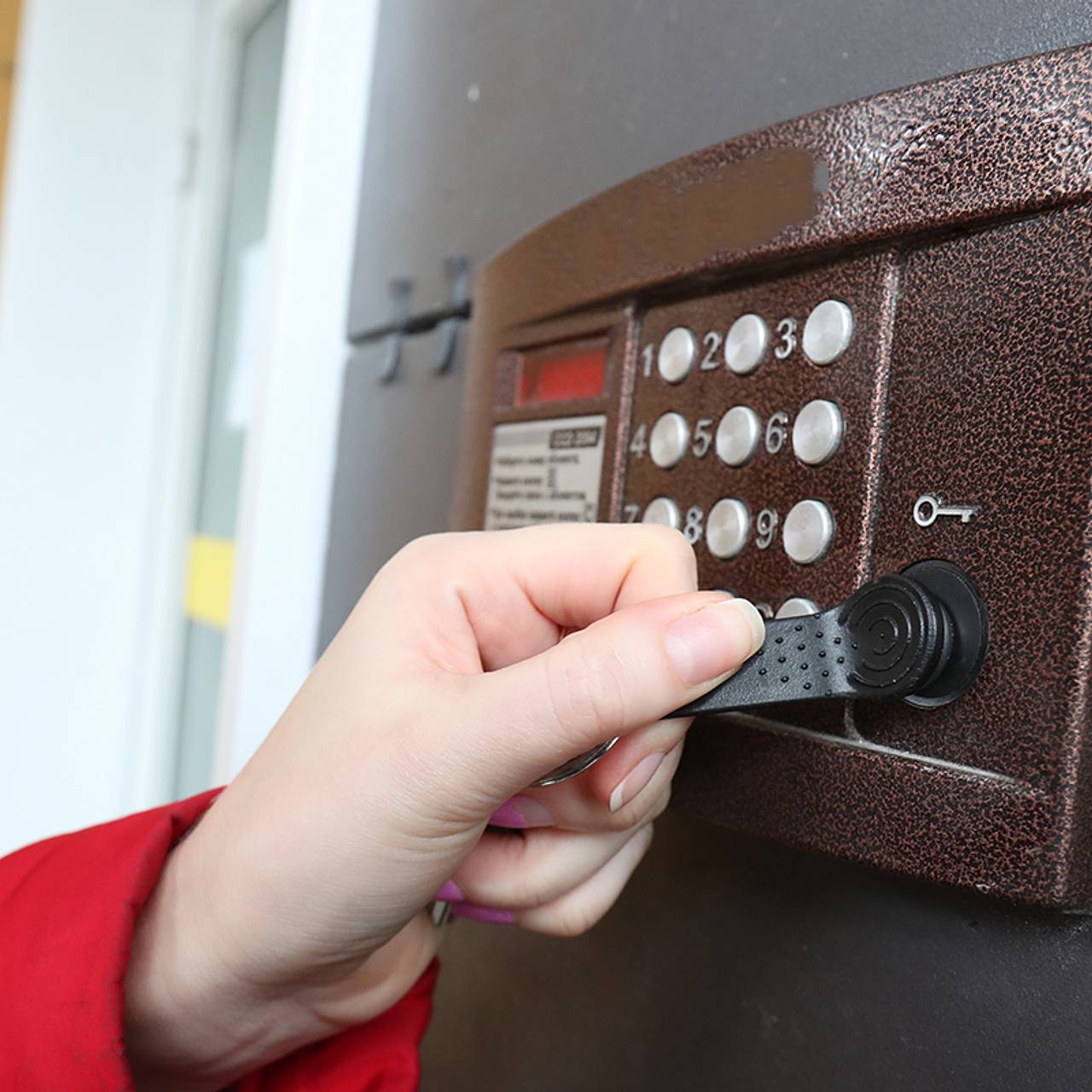 Пенсионерка лишилась накопленных миллионов из-за замены ключей от домофона