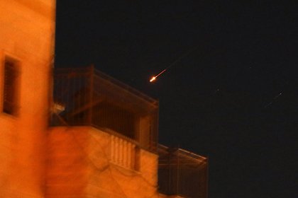 Летящую в огненном облаке на столицу Израиля боеголовку удалось заснять