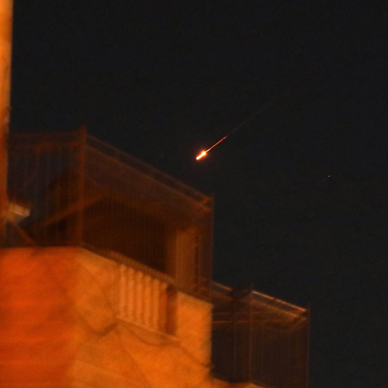 Летящую в огненном облаке на столицу Израиля боеголовку удалось заснять