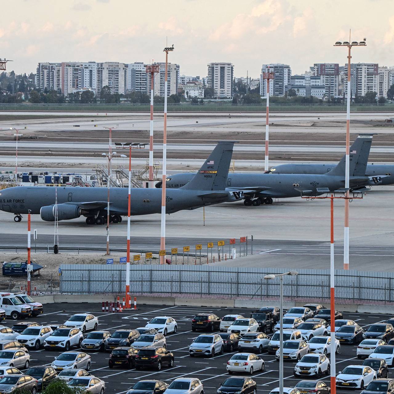 Иран ударил по главному аэропорту Израиля