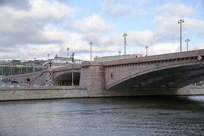 Женщина упала с моста на проезжую часть в центре Москвы