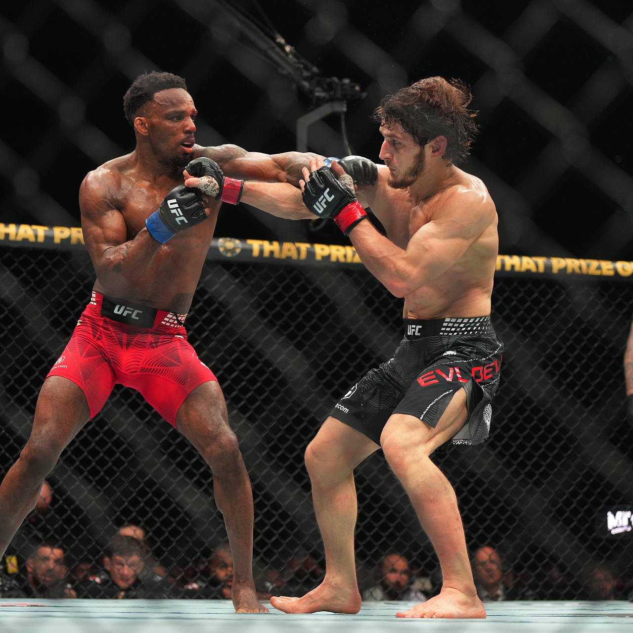 Глава UFC оценил решение судей отдать победу россиянину в бою с англичанином