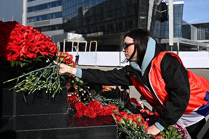 К мемориалу в память о жертвах теракта в &laquo;Крокусе&raquo; принесли цветы