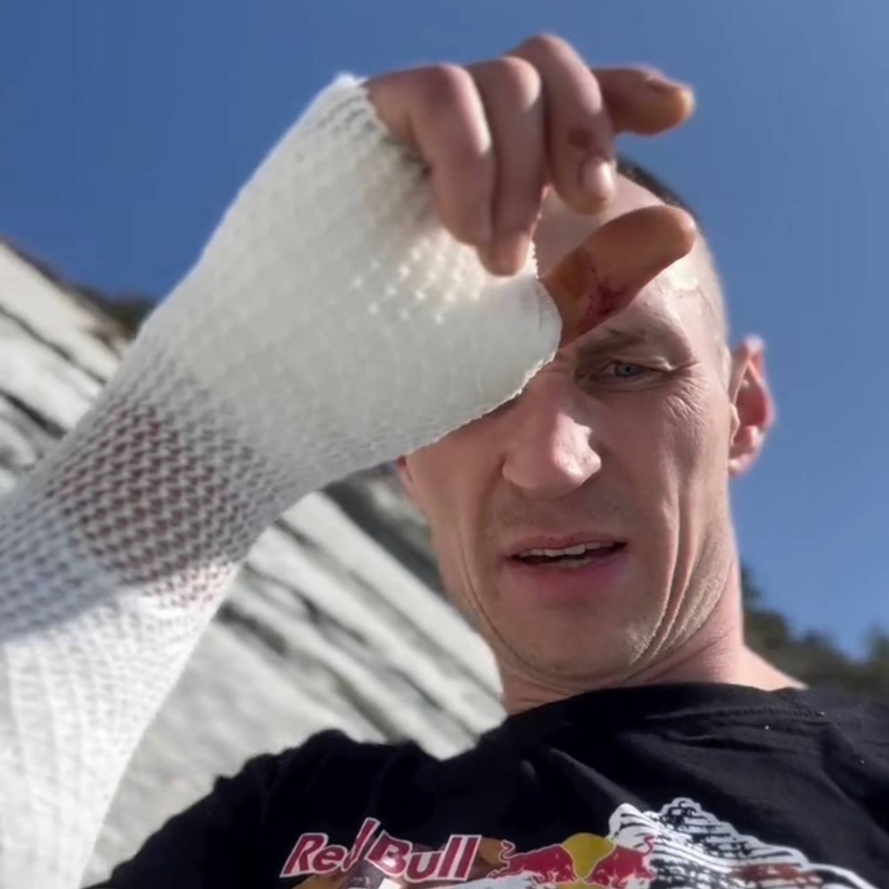 Белорусский гонщик сорвался на мотоцикле со скалы