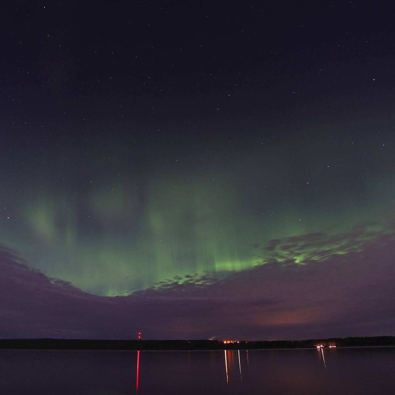 Сразу в нескольких регионах России заметили полярное сияние