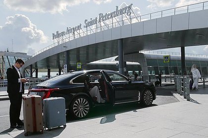 Сотни рейсов задержали и отменили в аэропорту российского города