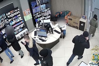 Серийный похититель техники, алкоголя и телефонов попал на видео в российском городе