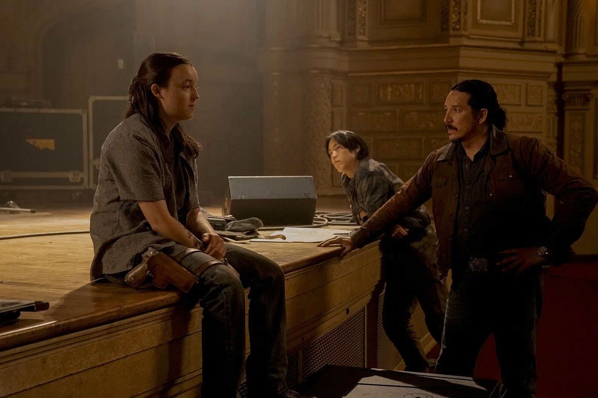 Кадр из второго сезона сериала «Одни из нас», вышедшего в 2025 году