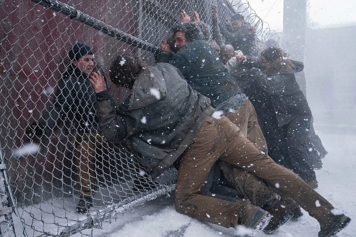 Эбби попадает в окружение зараженных, кадр из второго сезона