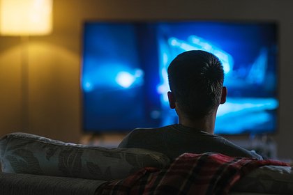 Россиян призвали не спать под телевизор из-за риска опасных болезней