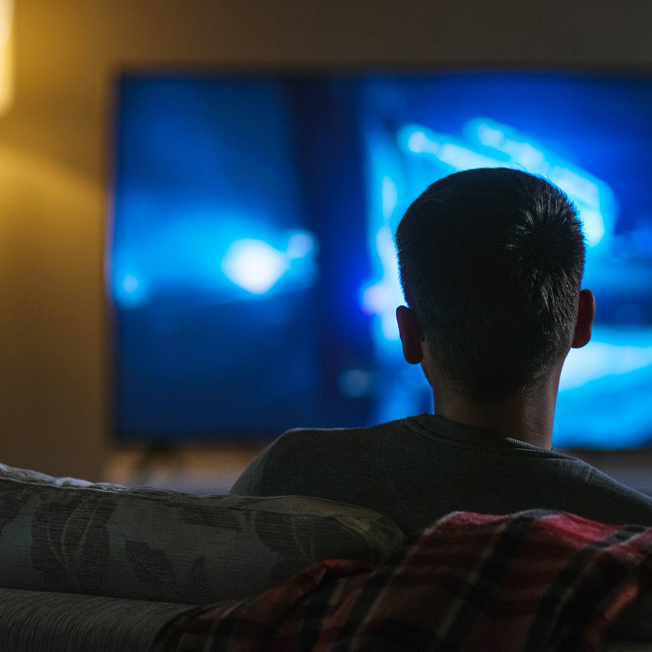Россиян призвали не спать под телевизор из-за риска опасных болезней