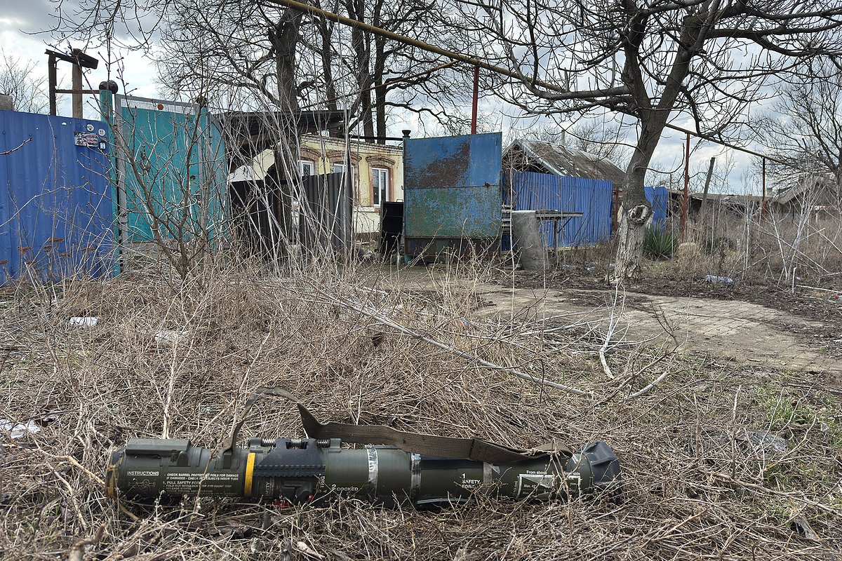 Брошенный украинской армией шведский одноразовый ручной противотанковый гранатомет АТ4 с гранатой внутри, поселок Елизаветовка, Донецкая народная республика (ДНР), Россия, март 2026 года