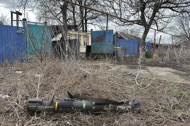 Брошенный шведский одноразовый ручной противотанковый гранатомет АТ4 с гранатой внутри