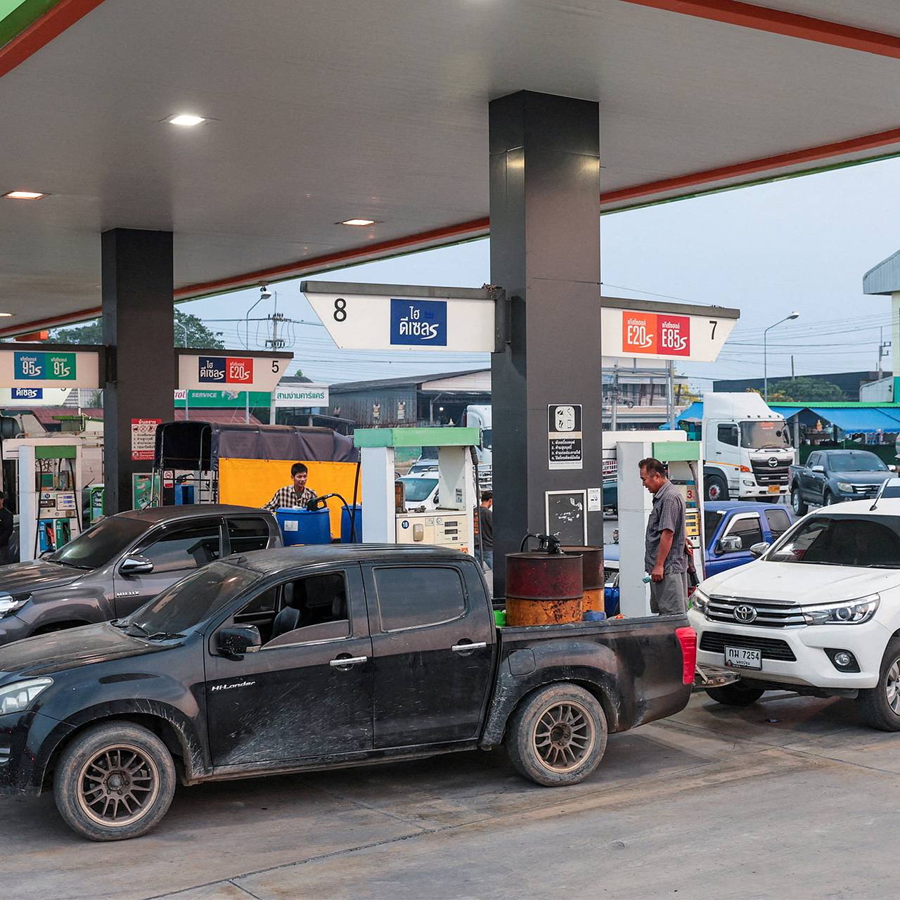 Загадочный голый мотоциклист приехал на заправку и озадачил полицию