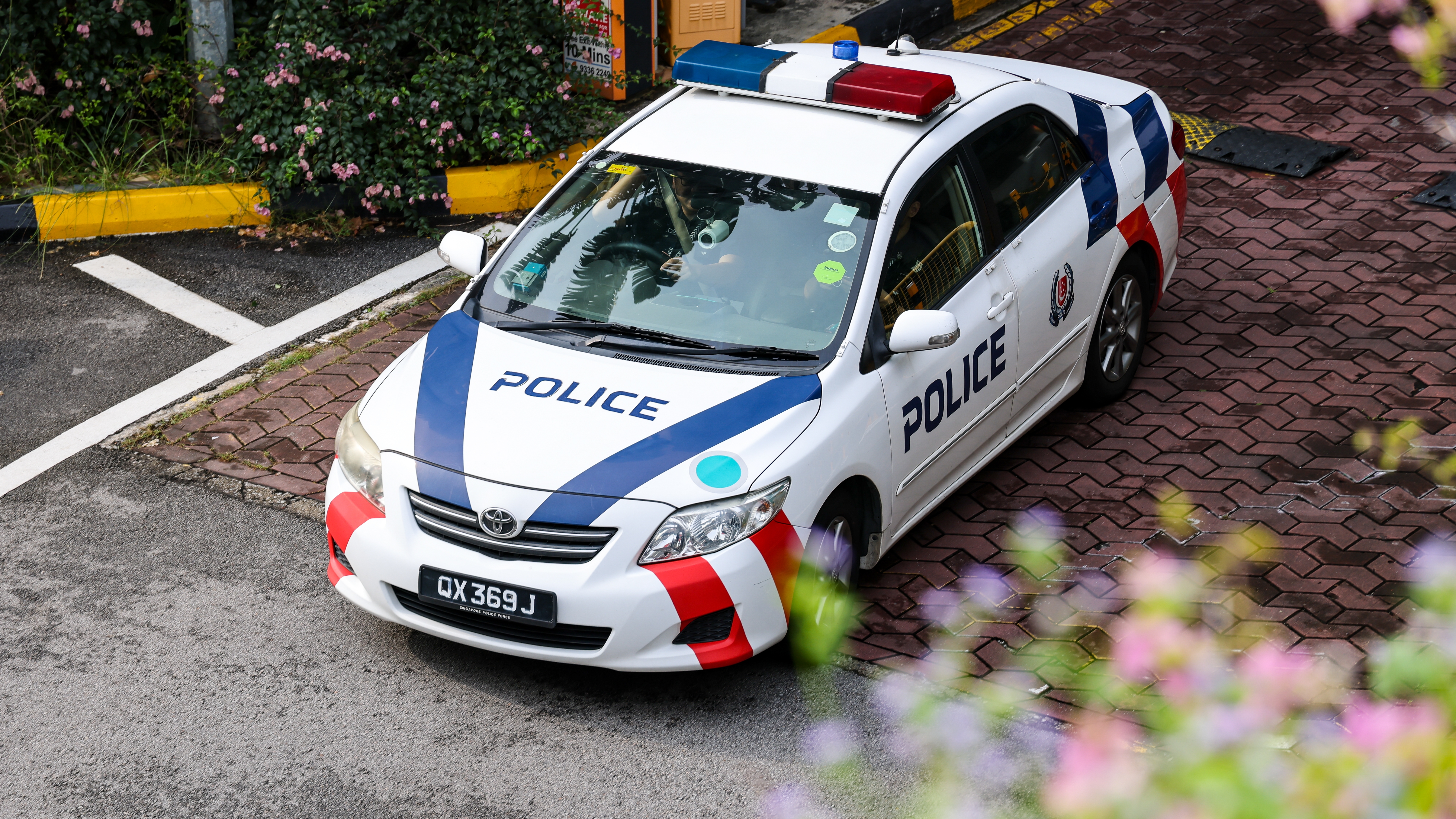 Пожилой&nbsp; мужчина пристал к 22-летней кассирше и подрался с четырьмя полицейскими