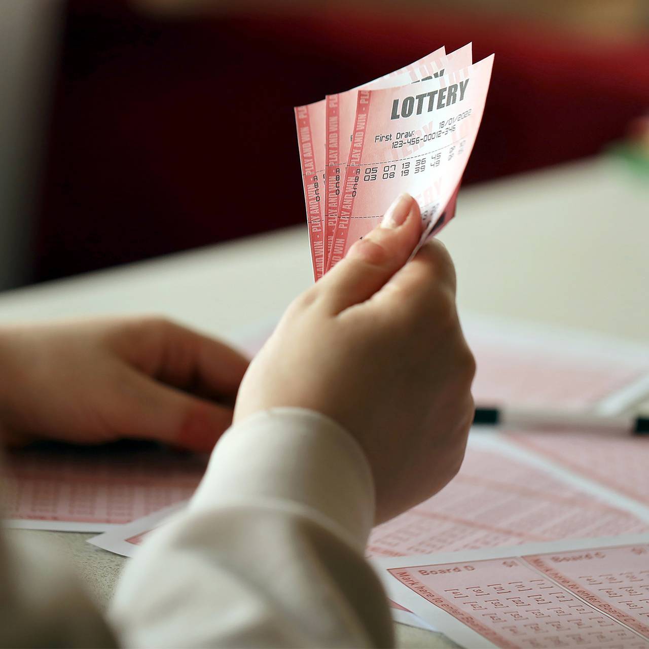 Женщина купила четыре выигрышных билета подряд