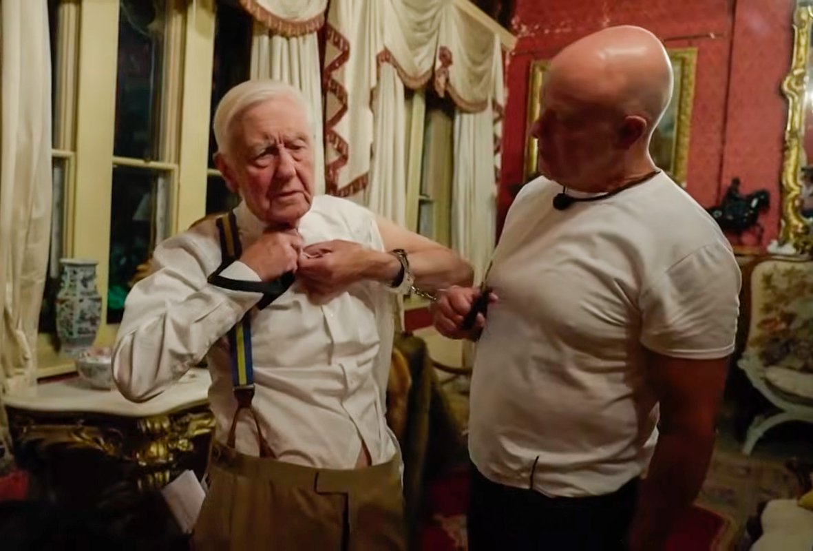 Баронет Бенджамин Слейд, прикованный наручниками к бывшему тюремному надзирателю Джорджу, пытается раздеться