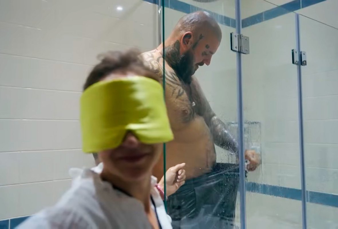 Участница шоу «В наручниках» Чарли заставила порноактера Роба надеть шорты в душе