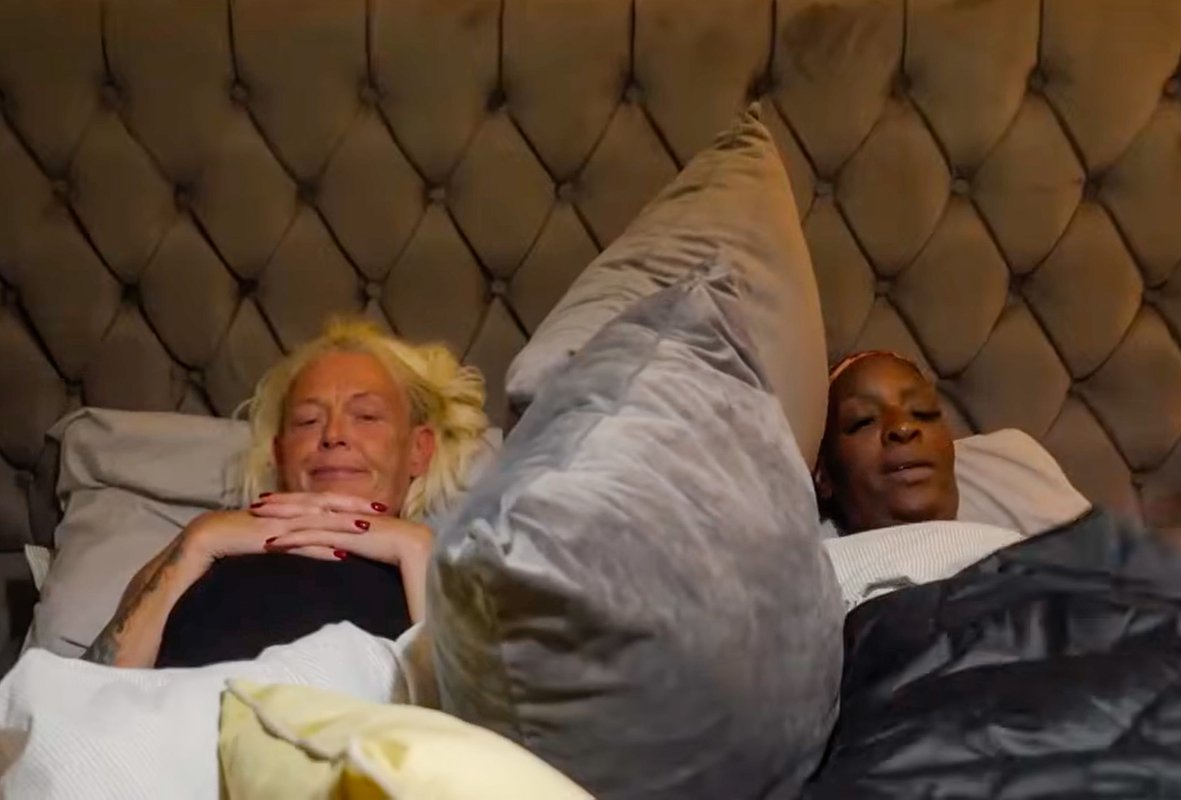 Парикмахер Нина (справа) пытается уснуть, а ее пара в шоу «В наручниках» Сара не может перестать говорить