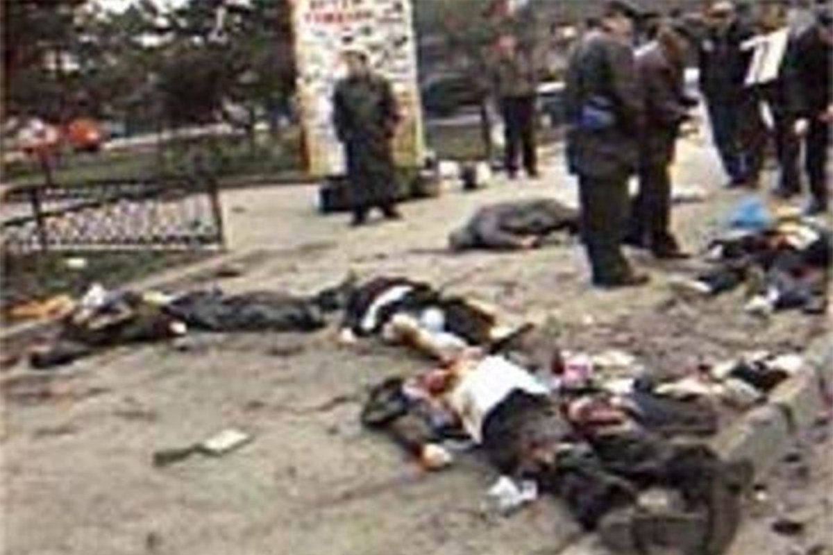 Последствия взрыва у Центрального рынка в Минеральных Водах 24 марта 2001 года