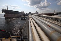 Два ключевых порта России приостановили экспорт нефти. Ночью один из них атаковали беспилотники 