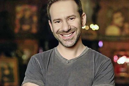 Детское порно, мошенничество и миллионы долларов на поддержку Украины. Умер владелец платформы OnlyFans. Что о нем известно?