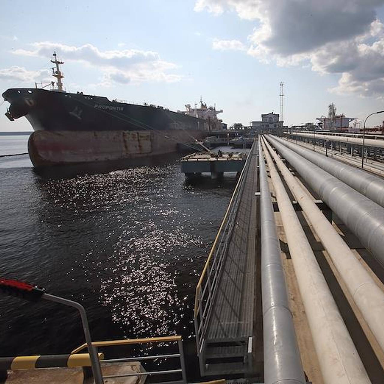 Два ключевых порта России приостановили экспорт нефти. Ночью один из них атаковали беспилотники