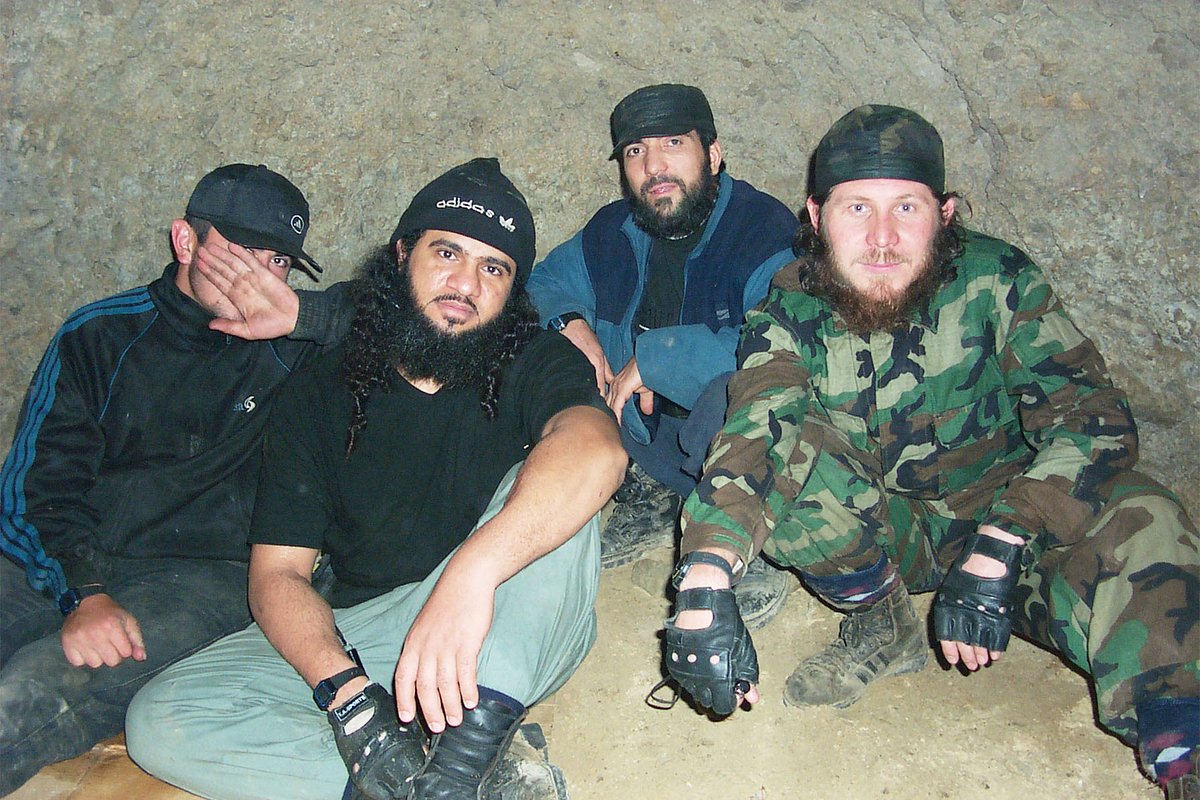 На снимке (слева направо): охранник Хаттаба, Хаттаб, Ачемез Гочияев, ближайший помощник Хаттаба Исаев, известный под кличкой Элси Рыжий