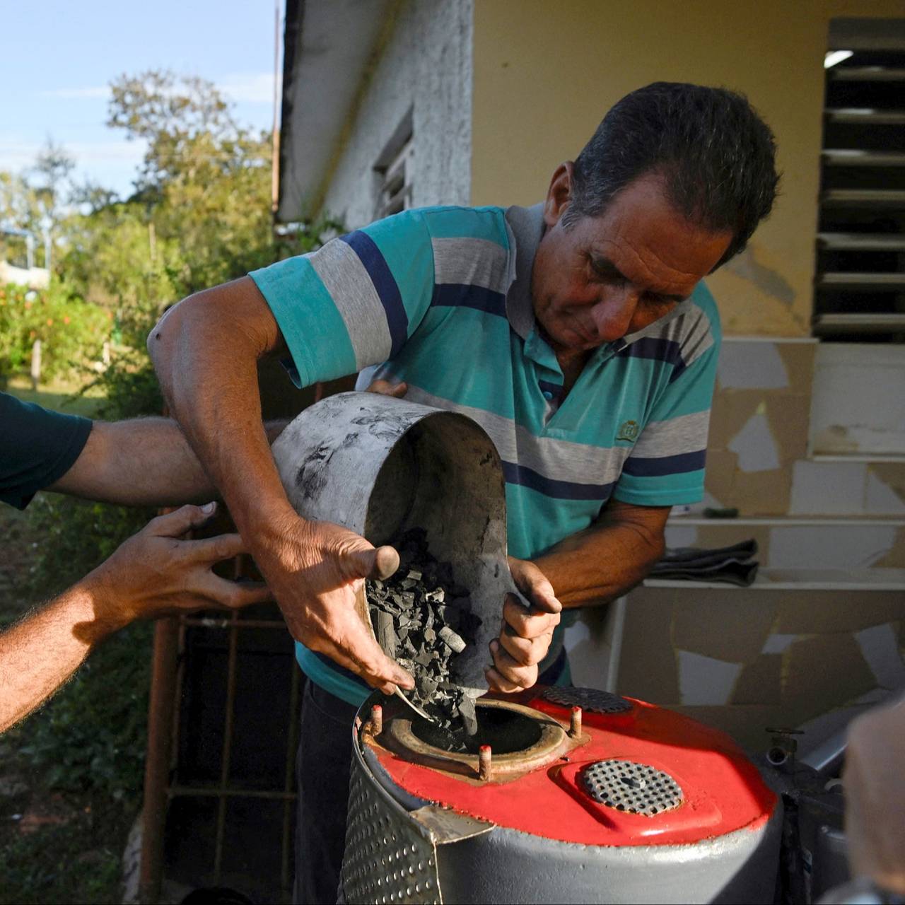 Кубинец из-за санкций приспособил машину под неожиданный вид топлива