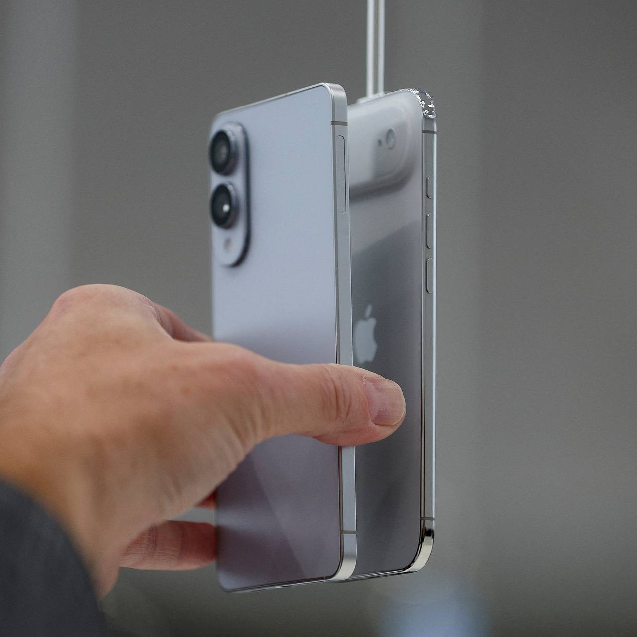 Названа причина покупки дорогого титанового iPhone