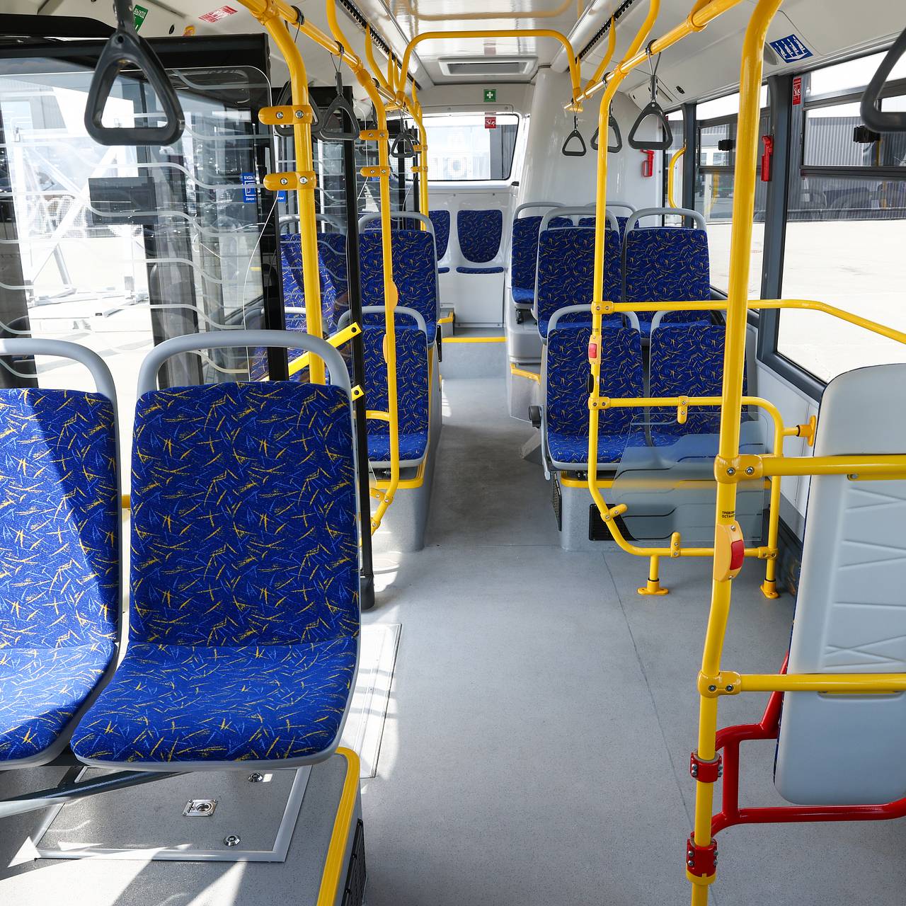 Беспилотник ВСУ целенаправленно влетел в пассажирский автобус в российском селе