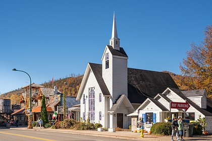 Мужчине запретили появляться в церкви после домогательств к прихожанке